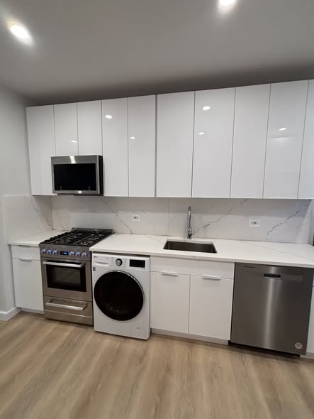 Astoria In-unit laundry 2b1b $2900**In-unit washer and dryer. + RenovatedClean and spacious living r