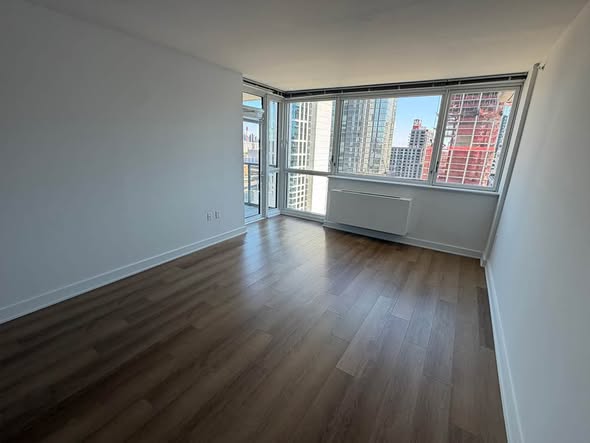Urgent: Female Roommate Needed!! Luxury 2BD/1BA Apartment in Long Island CityNo Brokers Fee | No Ame
