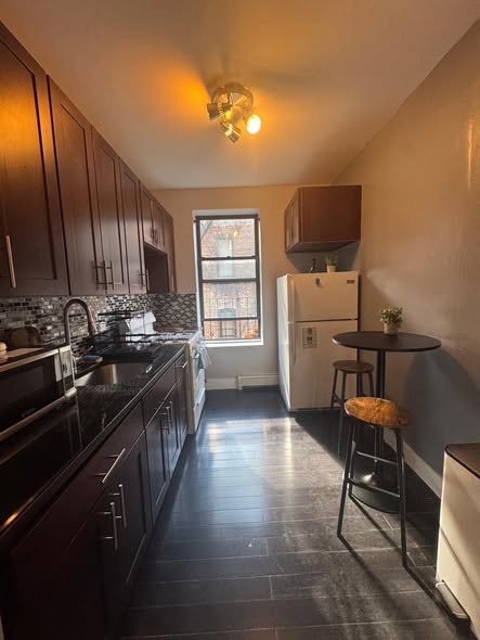 Hello everyone fully furnished room Available immediately or March 1 Living room has Sofa. Bedroom