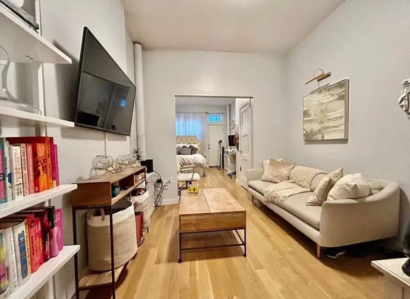Charming STUDIO UNIT IN THE INCREDIBLE LOWER EAST SIDE! AVAILABLE FOR SHORT/ LONG TERM LEASE WITH OP