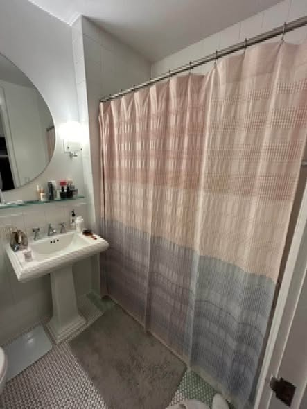 Modern Studio Apartment in Hell’s Kitchen Location📍 500 W 56th St , New York, NY 10019Rent: $1660 p