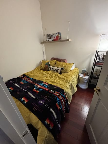 Hi everyone! I have a private bedroom available in a 3br/1ba apartment in Midtown!Looking for a fema