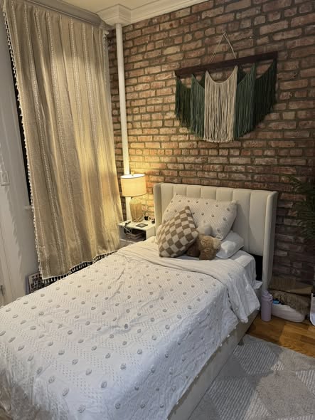 Sublet Available: Furnished Room on the Upper East Side! 😊Dates: Starting April 1st Hey girls! This