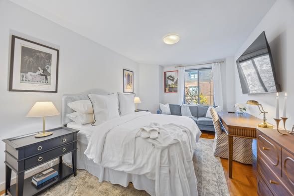 **HOUSING OFFERED // **#Chelsea** **#nyc** // Available Dec 13 to Feb 1, 2025 // $2,700 per month**✅