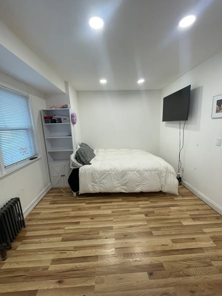 **King size bedroom Available in Forest Hills $1200** A spacious king-size bedroom is available for 