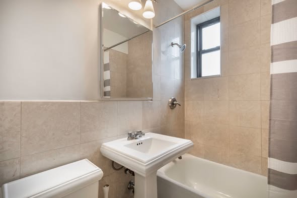 🗽 West Village, New York – Furnished Studio📍 10 Downing St, New York, NY 10014🏢 586 ft² | Studio
