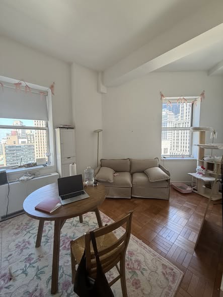 **$3,830 Studio in FiDi – 30th Floor with Views | No Fee**Available between **July 1–5** on a **1-ye