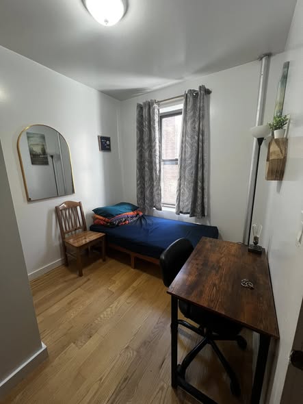 1room for sublet in a 4bedroom/1bath apartment in Manhattan, Hamilton Heights(West 139) starting imm