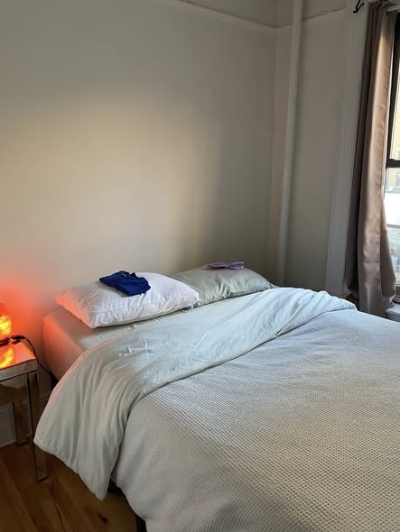 Subletting furnished bedroom in UES•2 bedroom, 1 bathroom shared with one girl 34f•Portable laundry