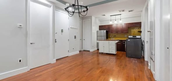 📍 Room Available in 3BR Apartment in Williamsburg – Seeking a Third Roommate!!I’m finalizing a leas