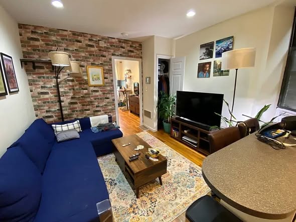 Furnished Upper East Side True 1BD/1BA located @ 423 East 75th Street, available for sublease.Featu