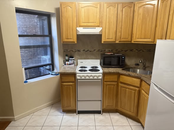 **Lower East Side | Furnished 1BR Sublet | Month-to-Month | Available Now**Hey all hope all is well!