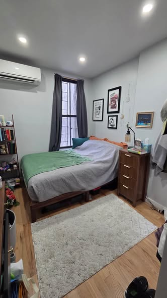 Thoughts?🏡 Room for Sublet in Carroll Gardens, BrooklynHi everyone! My roommate Cassidy and I are l