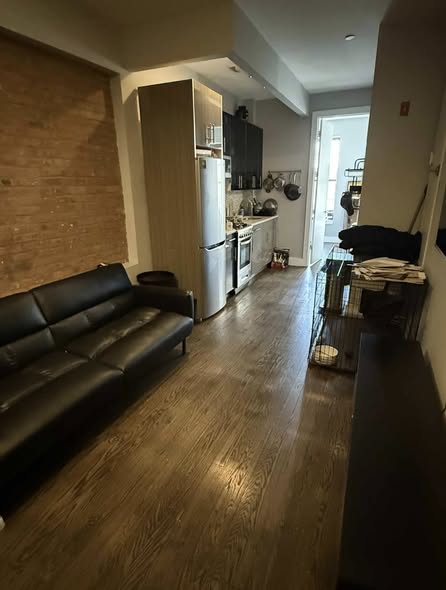 Furnished room for sublet July 1st. Bedstuy,5 min walk to J/M Myrtle and Broadway. 15 min by subway 