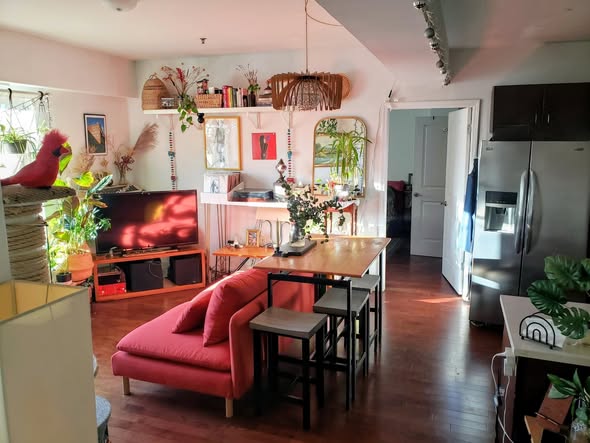 *holiday vacation sublet*I'm renting one bedroom in a spacious, modern 2bd/2ba. Looking for someone