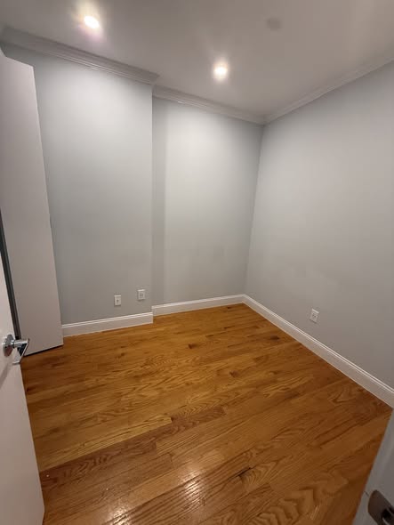 One room available! Looking for a roommate t in this 2 bed/1 bath with in unit laundry. No fee!This 