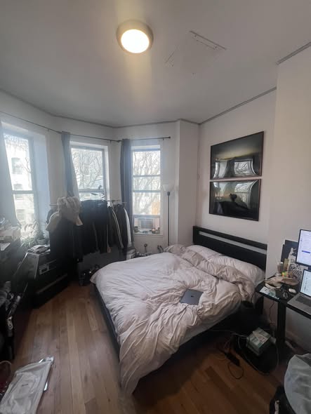 Room in Bushwick apartment available for sublease starting 4/1 or 4/15!Looking for someone to sublea