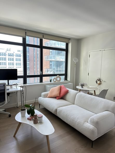 Hi all! 👋I’m subleasing my furnished studio + alcove in a luxury building in LIC (Court Square) fro